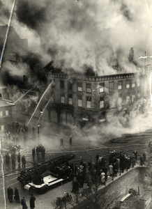 97350 Afbeelding van de brandende Galeries Modernes (Lange Viestraat 2-10) te Utrecht tijdens bluswerkzaamheden; op de ...